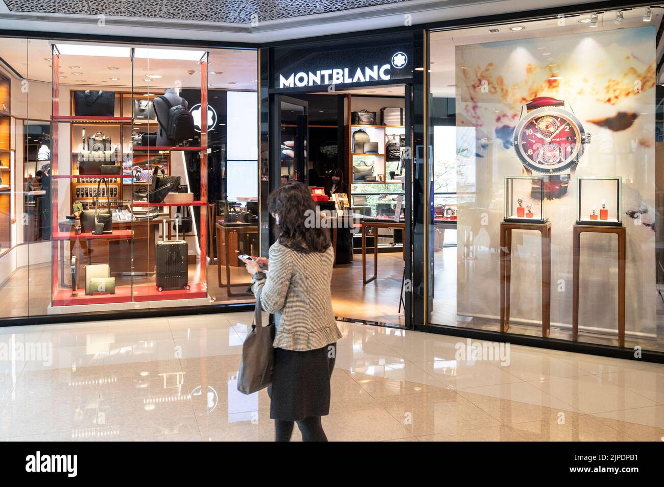Hong Kong, Chine. 17th août 2022. Un acheteur passe devant le fabricant allemand d'instruments d'écriture de luxe, montres, bijoux magasin Montblanc à Hong Kong. Crédit : SOPA Images Limited/Alamy Live News Banque D'Images