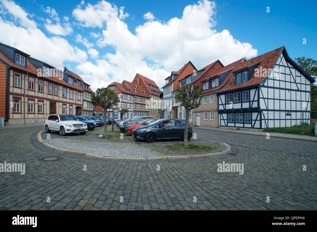 Belles maisons de style allemand, avec toits à pignon, toits en pente, ciel nuageux, sols en pierre, toits de tuiles Banque D'Images