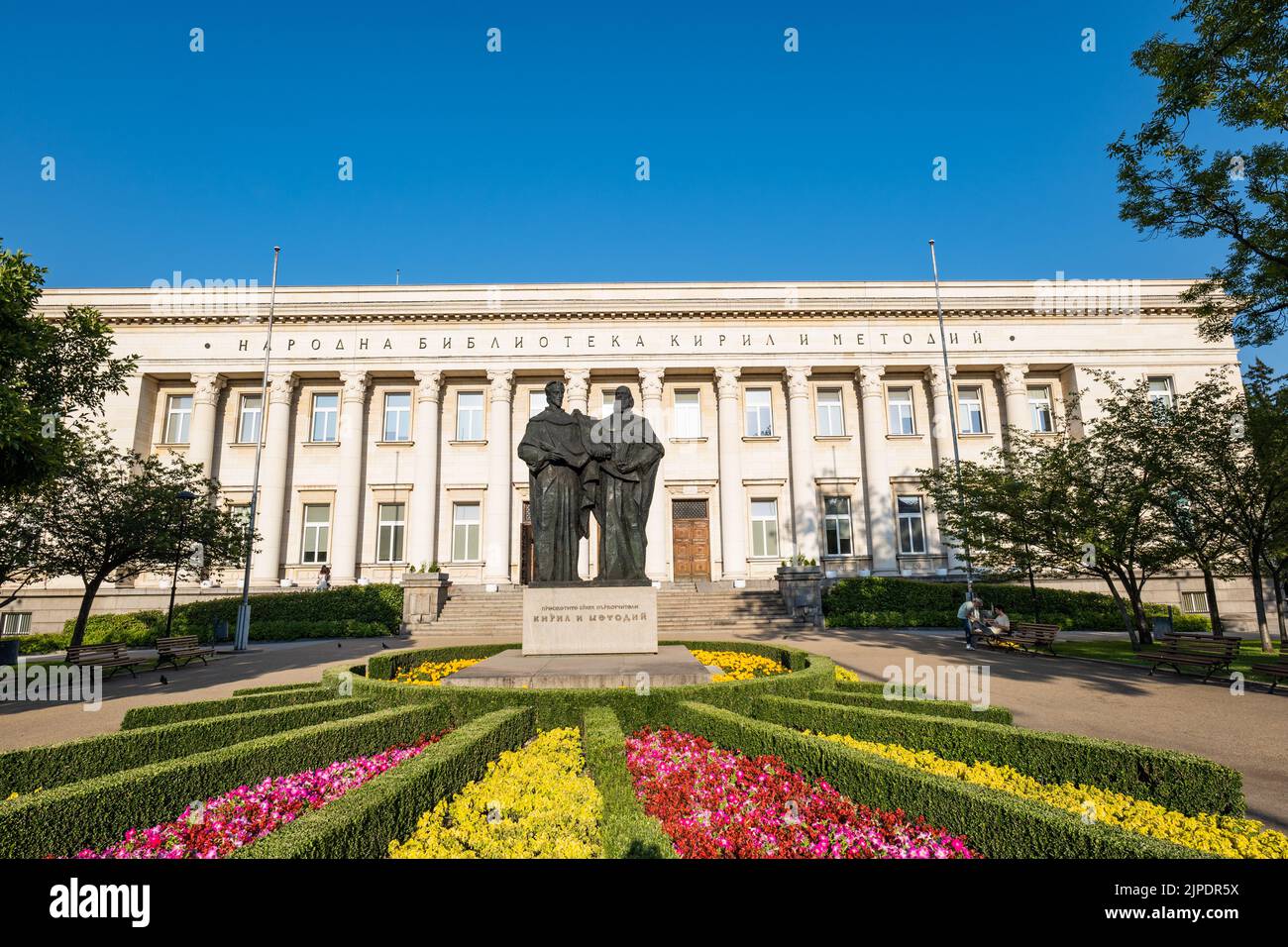 Sofia, Bulgarie - juillet 2022 : Bibliothèque nationale Cyril et Methodius à Sofia, Bulgarie. Ils sont crédités avec la conception de l'alphabet Glagolitique. Banque D'Images