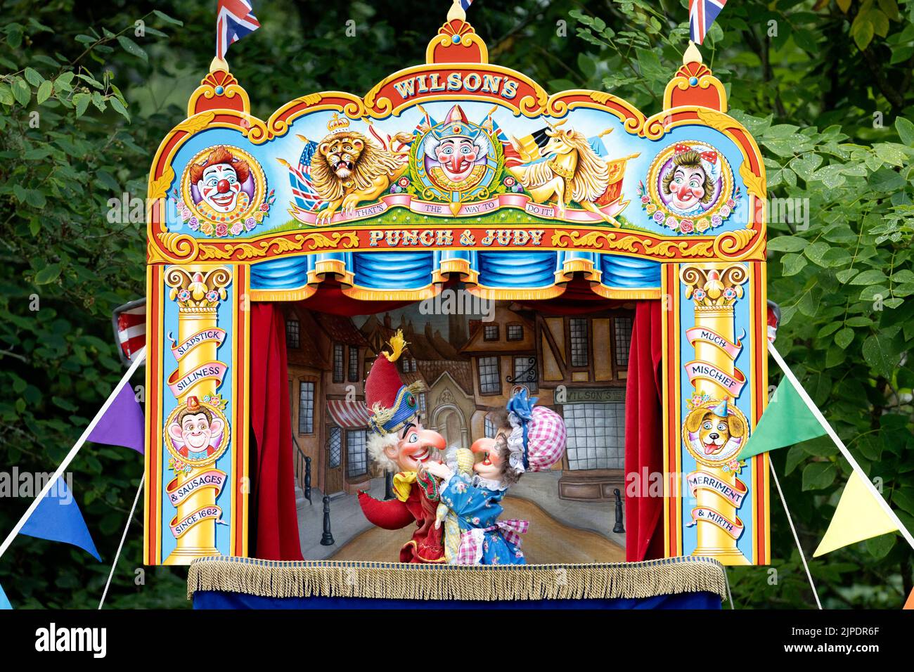 Punch et Judy marionnettes dans un kiosque traditionnel Banque D'Images