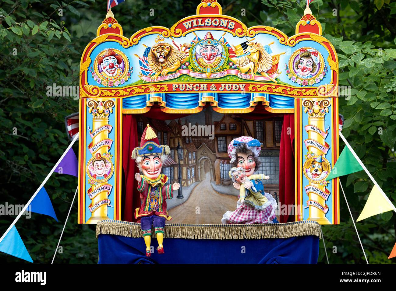 Punch et Judy marionnettes dans un kiosque traditionnel Banque D'Images