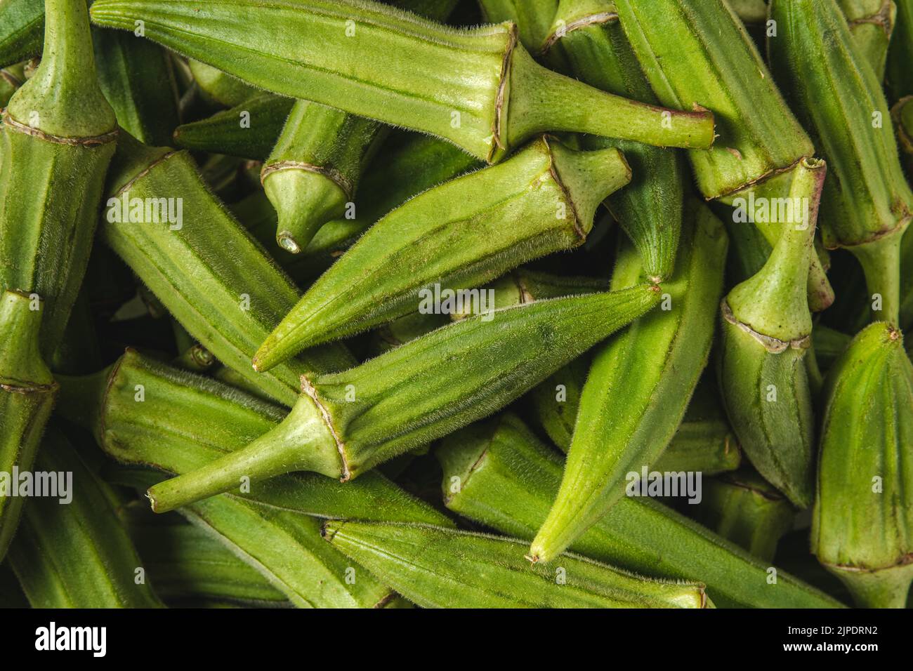 Okra frais dans un bol en verre. Concept de saine alimentation Banque D'Images