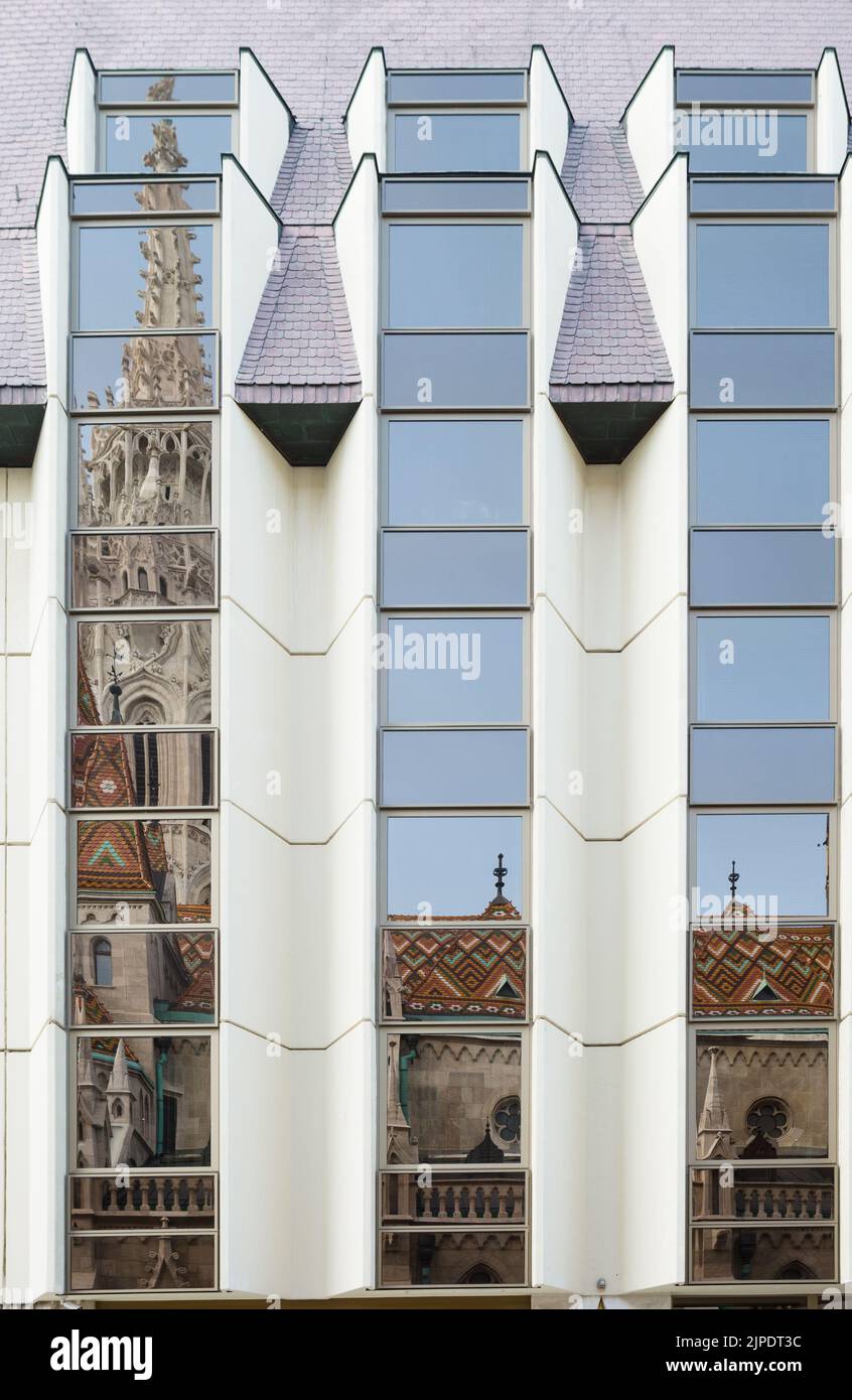 Reflet de l'église de l'Assomption du château de Buda, Eglise Matthias, dans un bâtiment moderne, Buda, Budapest, Hongrie Banque D'Images