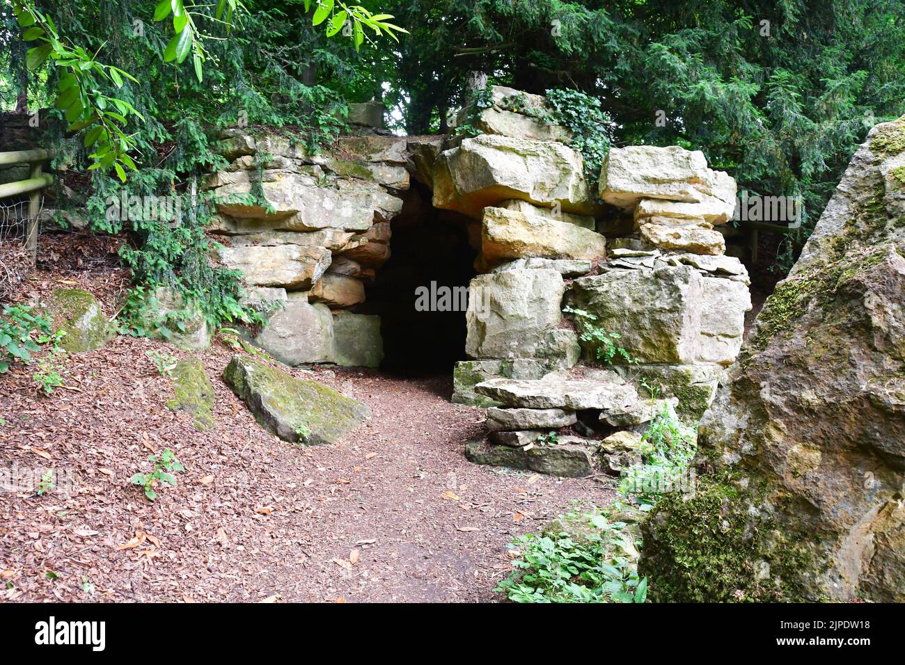 Grotte d'Hermit à l'arboretum de Batsford, Moreton-in-Marsh, Cotswolds, Gloucestershire, Royaume-Uni Banque D'Images