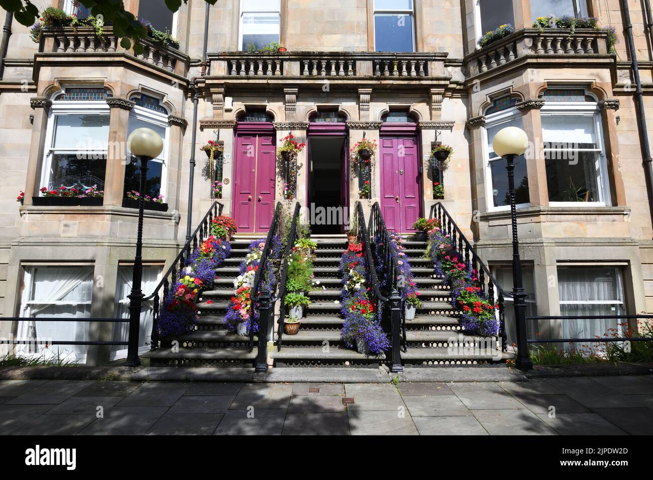 Glasgow, Écosse, Royaume-Uni. 17th, août 2022. Météo de Glasgow. Le soleil chaud a remplacé la pluie des derniers jours. Une émeute de plantes colorées ornent les marches de cette propriété dans Queen's Park, Banque D'Images
