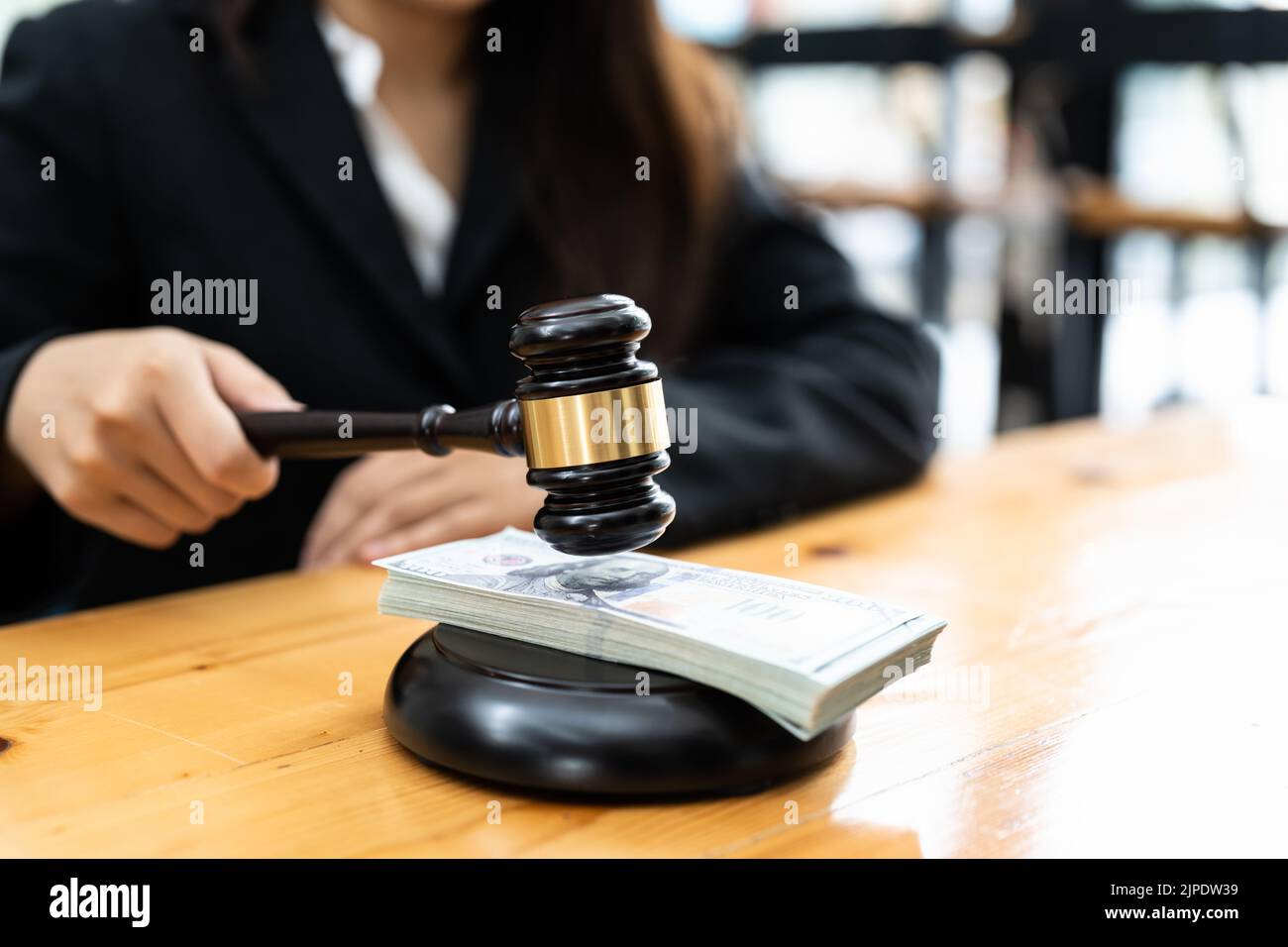 Juges ou Auctioneer Gavel sur le fond d'argent en dollars, concept de corruption, de faillite, d'enchères, d'amendes Banque D'Images