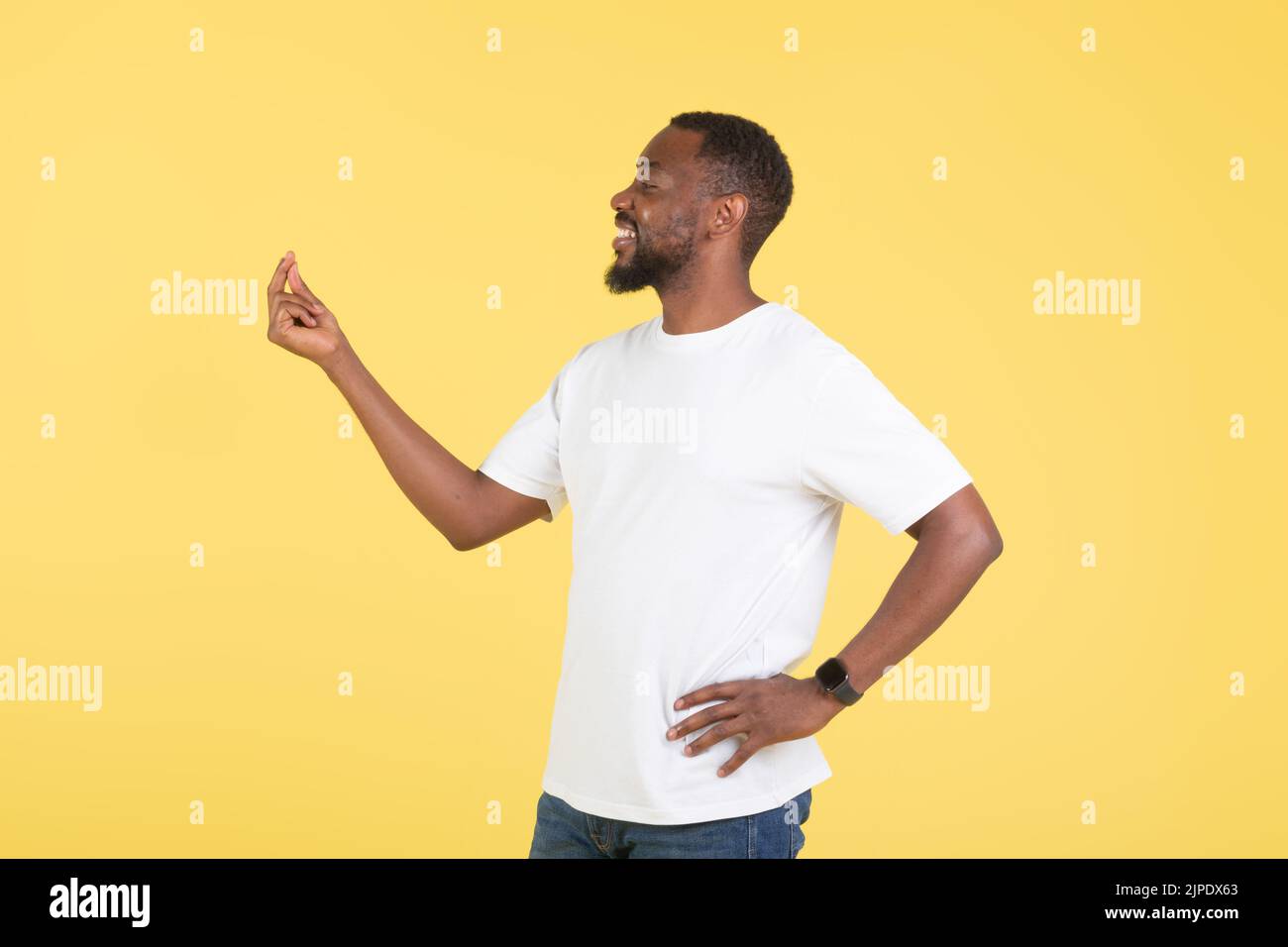 African American Male Doing Finger Snap geste sur fond jaune Banque D'Images