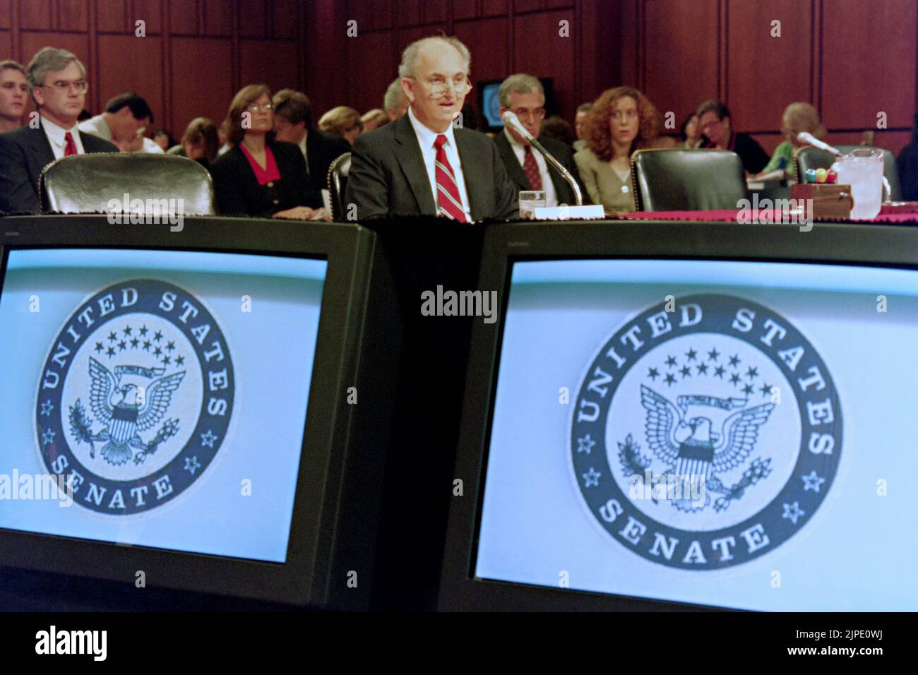 Bernard Nussbaum, ancien conseiller de la Maison-Blanche, comparaît devant le Comité sénatorial des eaux vives de Capitol Hill 9 août 1995 à Washington, D.C., Nussbaum témoignait du suicide du conseiller adjoint de la Maison-Blanche Vince Foster. Banque D'Images