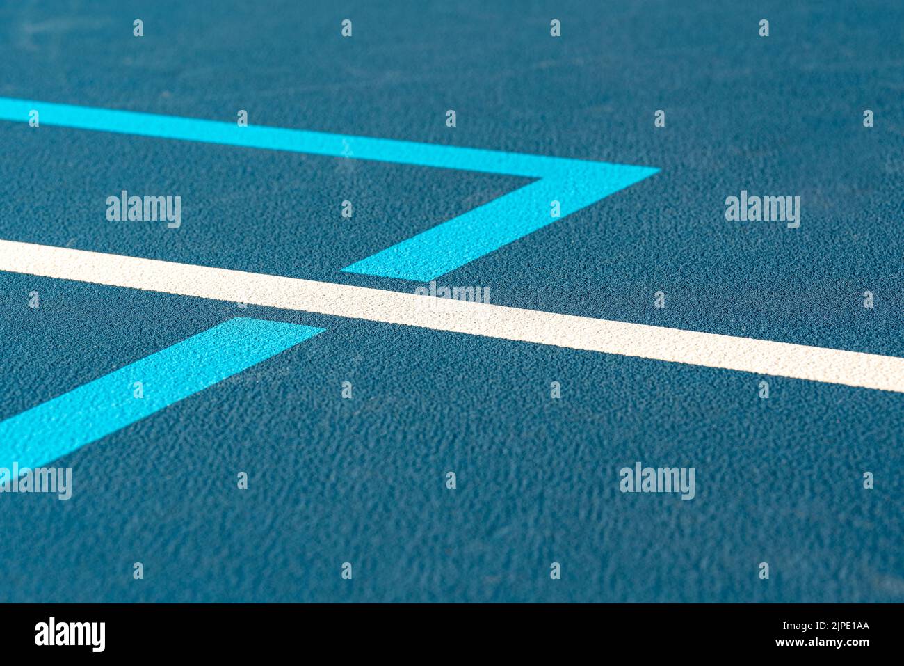 Photo en gros plan du nouveau court de tennis bleu extérieur avec lignes de pickleball bleu clair. Banque D'Images