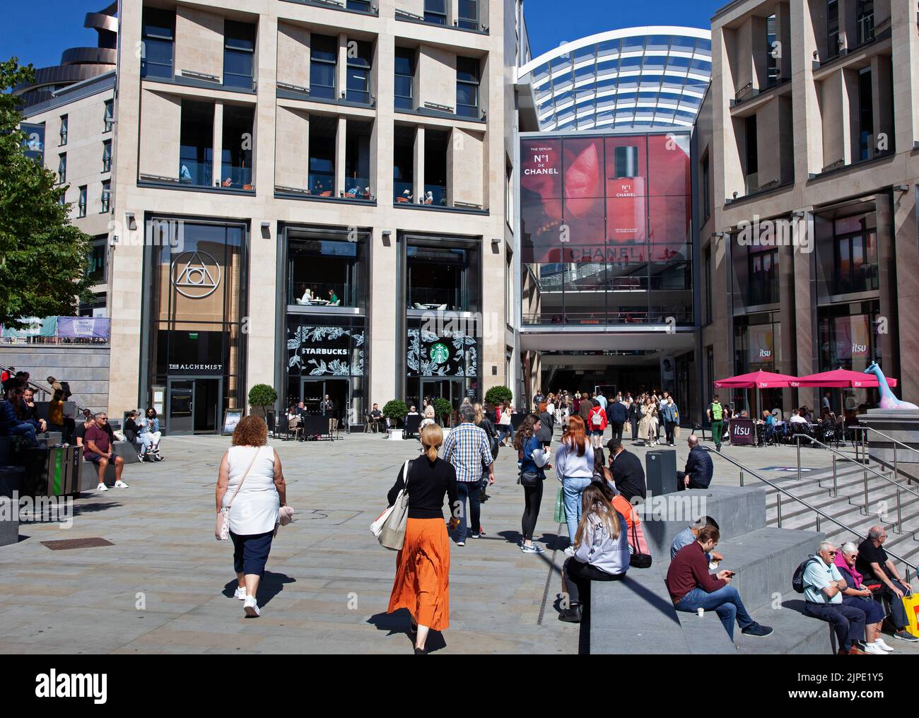 Centre-ville d'Édimbourg, Écosse, Royaume-Uni. 17th août 2022. Le quartier Saint-James et les jardins environnants du centre-ville n'étaient pas très occupés par des touristes et ou des résidents, il était toujours facile de se déplacer, ce qui est inhabituel pendant le festival. Photo : quartier St James. Credit: Scottishcreative/alamy Live news. Banque D'Images