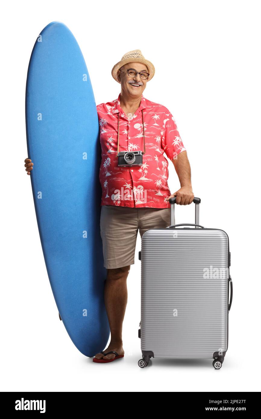 Touriste mâle mature tenant une planche de surf et une valise isolée sur fond blanc Banque D'Images