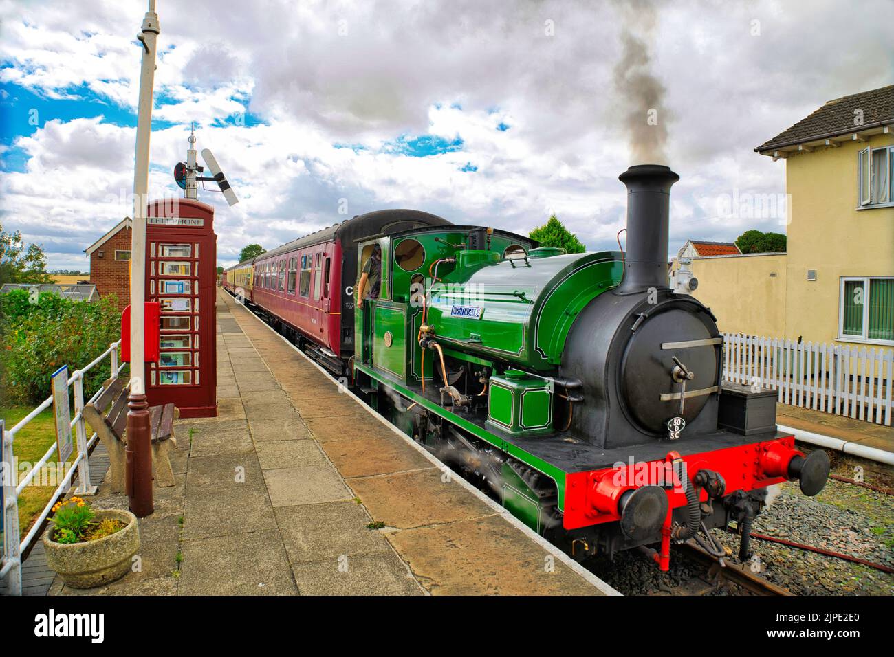 Train à vapeur tiré par le moteur-citerne à la plate-forme avec boîte téléphonique et signal à la gare ferroviaire de Lincolnshire Wolds Railway, Ludborough, Angleterre, Royaume-Uni Banque D'Images