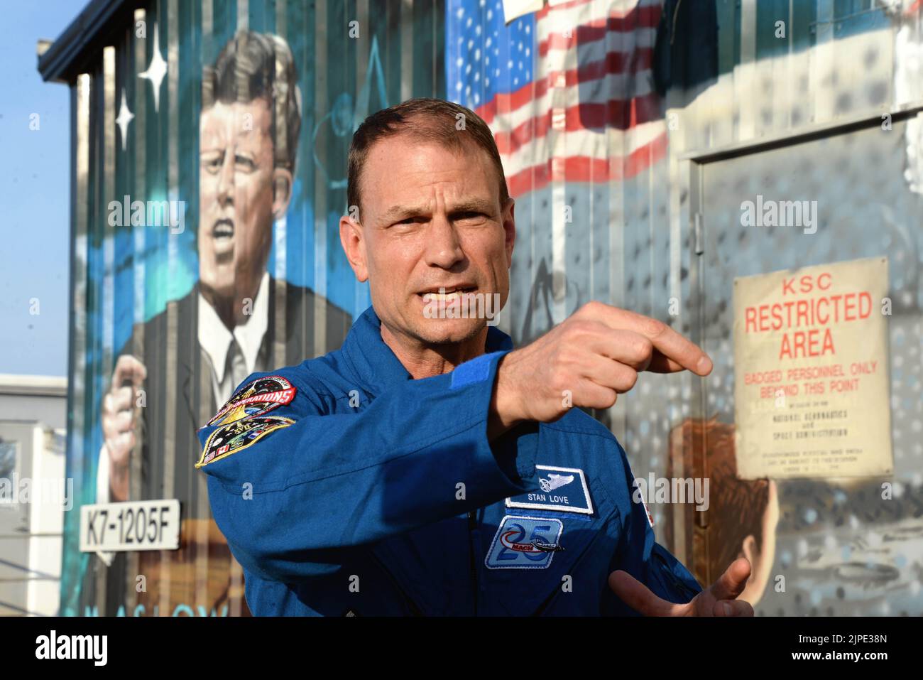 Kennedy Space Center, comté de Brevard, Floride, États-Unis. 16 août 2022. Stan Love, astronaute de la NASA, donne une interview animée devant la fresque du centre des médias de la NASA, peinte par l'artiste « Maslow », qui dépeint l'histoire de l'espace. L'astronaute Love assistait au déploiement de SLS Artemis prévu plus tard dans la soirée. Crédit : Julian Leek/Alay Live News Banque D'Images