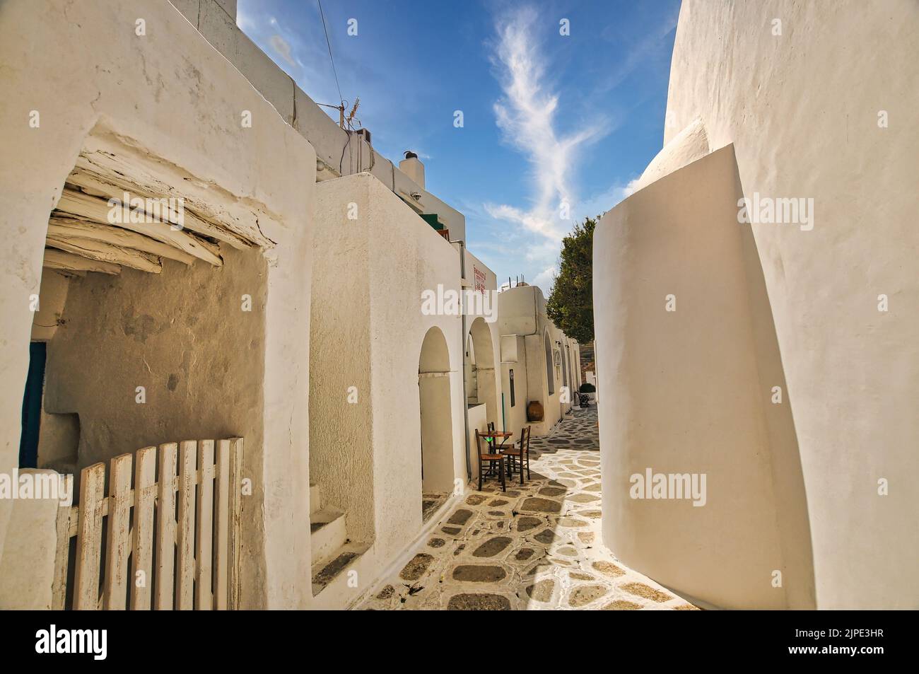 Une chaîne de petites belles maisons dans le village traditionnel de Kastro à Sikinos, Grèce Banque D'Images