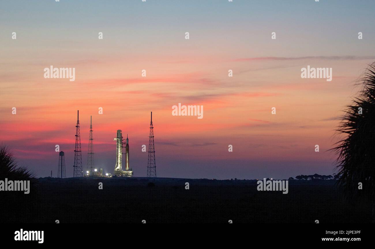 Kennedy Space Center, États-Unis d'Amérique. 17 août 2022. Le système de lancement spatial de la NASA, équipé de l'engin spatial Orion, monte la rampe pour lancer le complexe 39B au sommet d'un lanceur mobile, au Kennedy Space Center, à 17 août 2022, à Cape Canaveral, en Floride. Le déploiement est en préparation pour l'essai en vol non crewed prévu pas plus tôt que 29 août. Crédit : Joel Kowsky/États-Unis Navy photo/Alamy Live News Banque D'Images