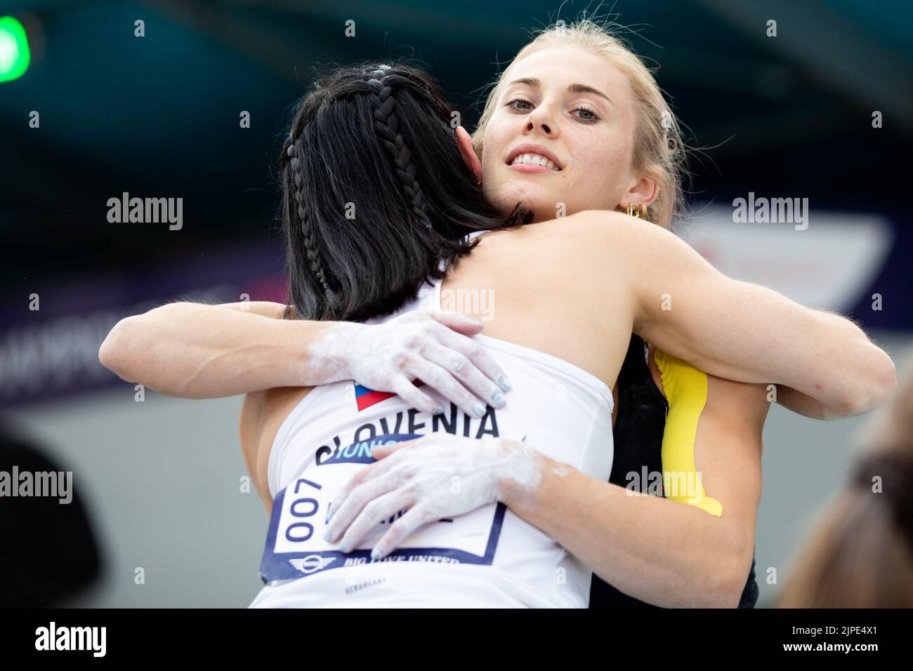 Munich, Allemagne. 17th août 2022. Munich, Allemagne, 17 août 2022: Hannah Meul (GER) embrasse Mia Krampl (SLO) après la finale de la coupe de la coupe de la coupe de l'escalade féminine à Koenigsplatz aux Championnats d'Europe Munich 2022 à Munich, Allemagne (Liam Asman/SPP) Credit: SPP Sport Press photo. /Alamy Live News Banque D'Images