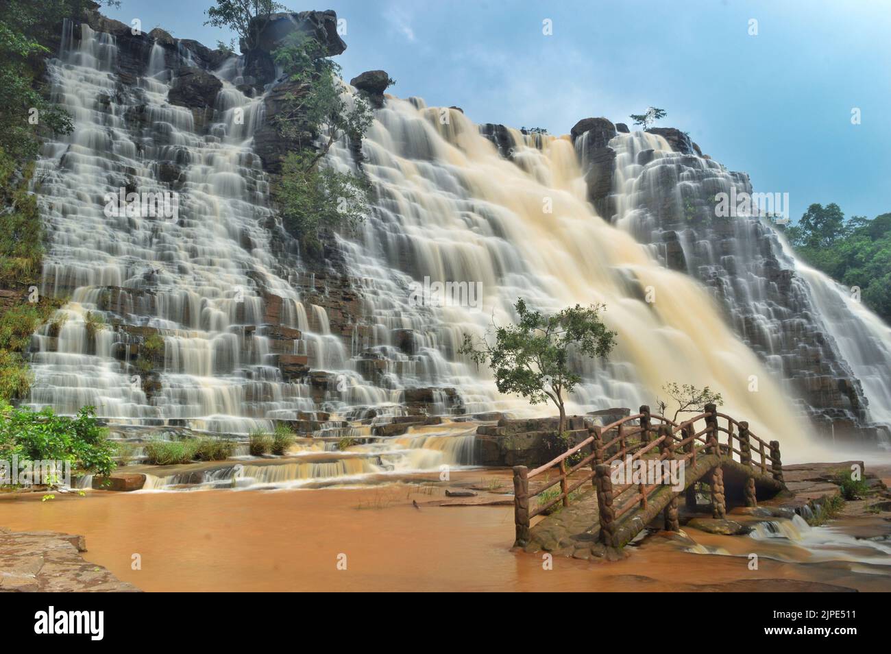 La vue magnifique sur les cascades de Tirathgarh dans le parc national de la vallée de Kanger. Bastar, Chhattisgarh, Inde. Banque D'Images