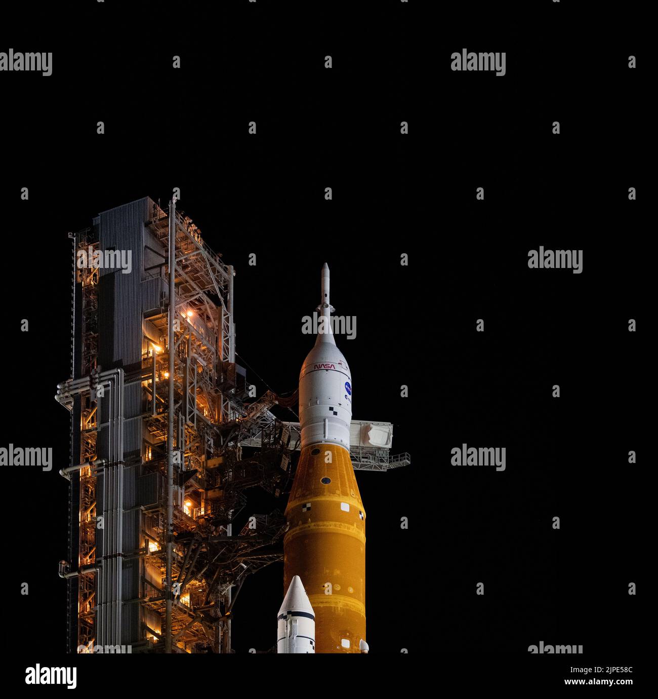 Floride, États-Unis. 16th août 2022. Artemis : la NASA prépare une fusée de lune géante pour le vol de jeune fille. . La fusée SLS (Space Launch System) de la NASA à bord de l'engin spatial Orion est vue au sommet d'un lanceur mobile alors que le bras d'accès de l'équipage est basculé en position pour être déployé sur Launch Pad 39B, le 16 AOÛT 2022, au Kennedy Space Center de la NASA en Floride. La mission Artemis I de la NASA est le premier test intégré des systèmes d’exploration spatiale profonde de l’agence : l’engin spatial Orion, la fusée SLS et les systèmes terrestres auxiliaires. 16 août 2022 crédit: NASA/Joel Kowsky / Alay Live News via Digitaleye crédit: J Marshall - Tribale Banque D'Images