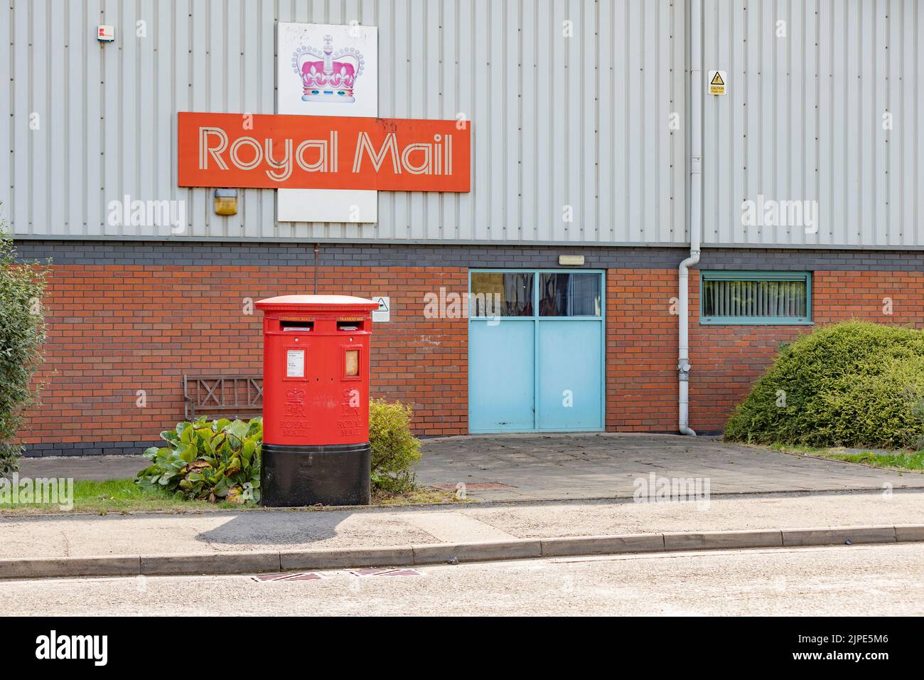 Newcastle-Under-Lyme, Staffordshire-royaume-uni août, 14, 2022 logo du courrier royal et point de service à la clientèle, à la newcastle sous la livraison de lyme Banque D'Images