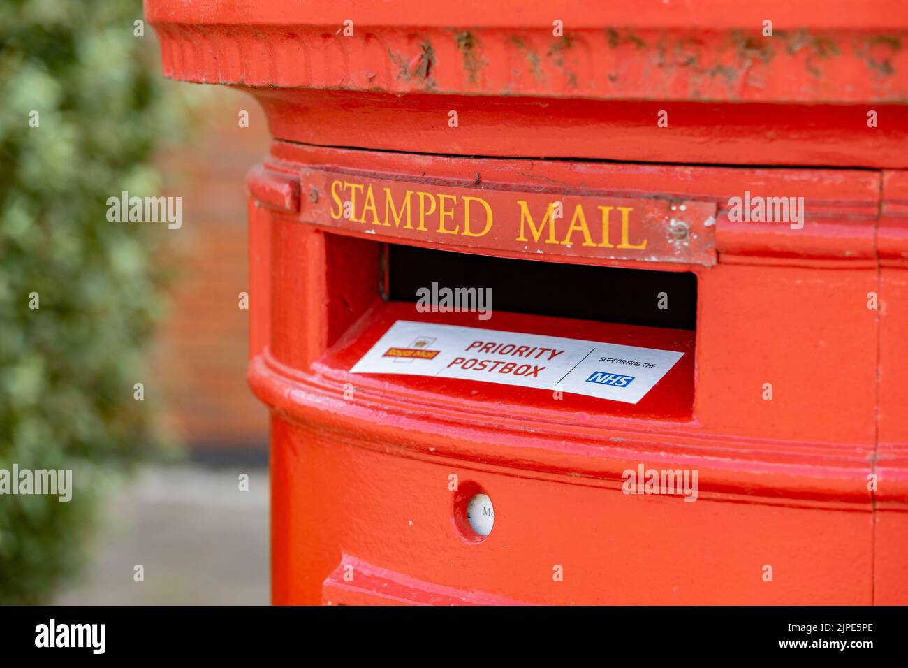 Newcastle-under-Lyme, Staffordshire-royaume-uni août, 14, 2022 queen elizabeth duel boîte postale dans la pillarbox rouge un côté pour le courrier estampillé l'othe Banque D'Images