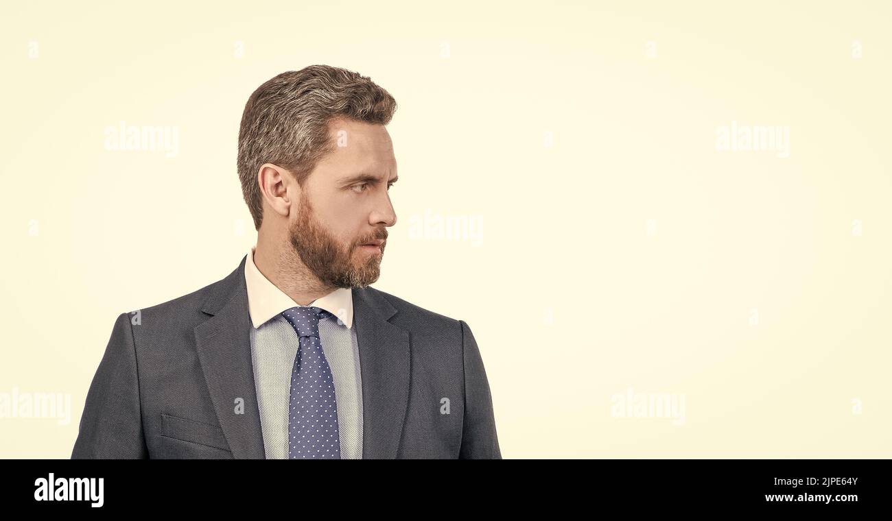 Homme professionnel avec profil de visage non rasé en tenue de forme isolée sur l'espace de copie blanc, portrait Banque D'Images