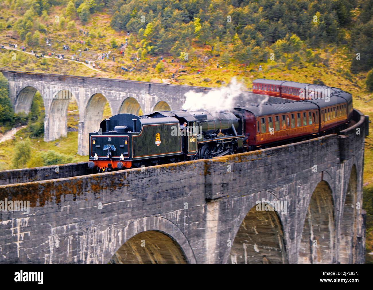Jacobites express train à vapeur dans Highlands Scotland, Glenfinnan Banque D'Images