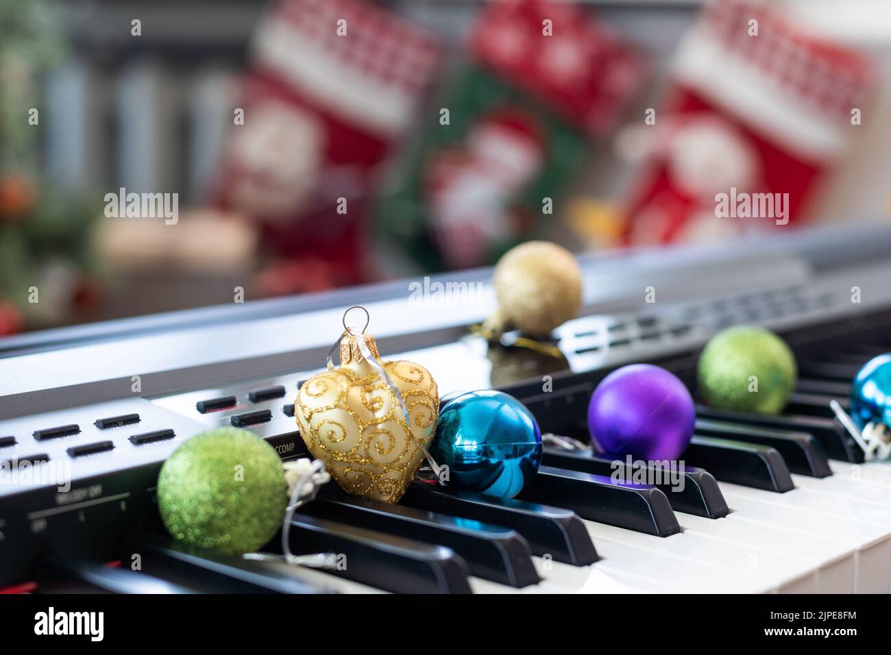Clavier piano avec décoration de Noël, closeup Banque D'Images