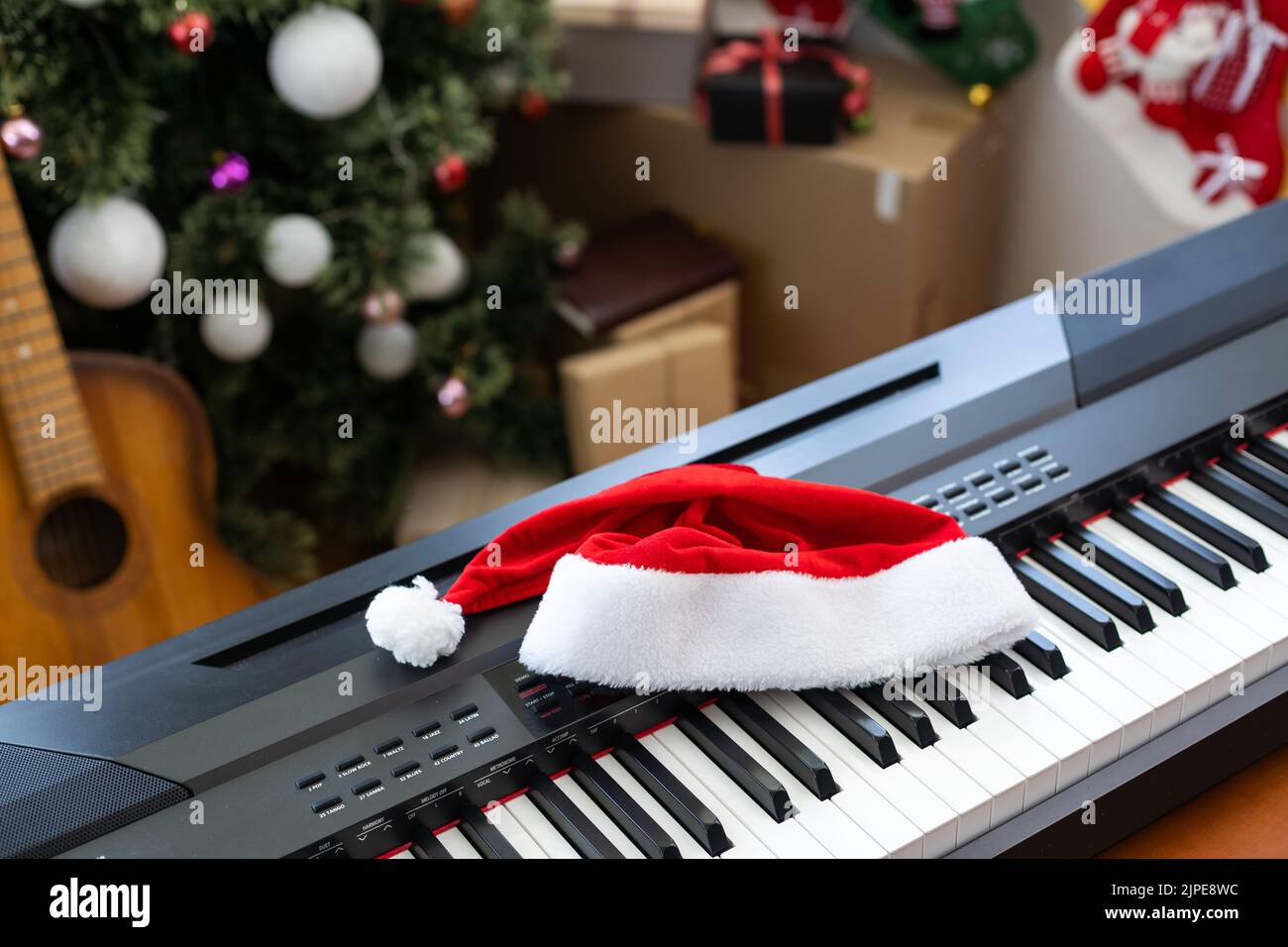 Clavier piano avec décoration de Noël, closeup Banque D'Images