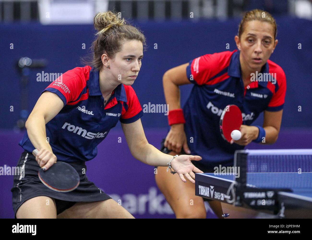 Munich, Allemagne. 17th août 2022. Tennis de table ; Championnat d'Europe, quarts de finale ; doubles, femmes, Samara (Roumanie) et Dragoman (Roumanie) contre Matelova (République tchèque) et Balazova (Slovaquie): Andreea Dragoman (l) et Elizabeta Samara en action. Credit: Christian Kolbert/dpa/Alay Live News Banque D'Images