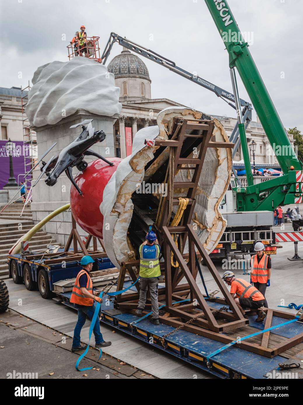 La fin, une installation d'art de Heather Phillipson sur le quatrième Plinth de Trafalgar Square est enlevée après plus de deux ans de résidence. Banque D'Images