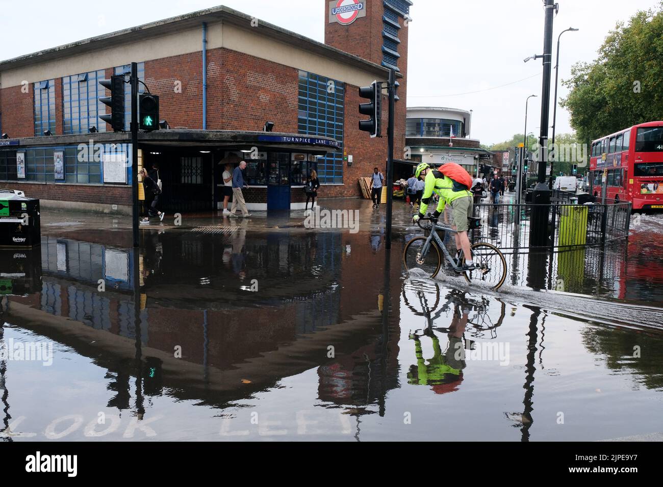 Turnpike Lane, Londres, Royaume-Uni. 17th août 2022. De fortes pluies et des inondations ferment la station de métro Turnpike Lane, de l'eau de surface sur Green Lanes. Crédit : Matthew Chattle/Alay Live News Banque D'Images