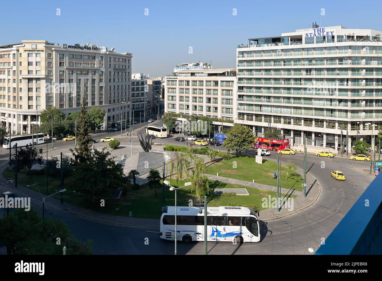 ATHÈNES, GRÈCE - 15 MAI 2022 : vue depuis le balcon de l'hôtel Katerina sur la rue plateau Karaiskaki à Athènes Banque D'Images