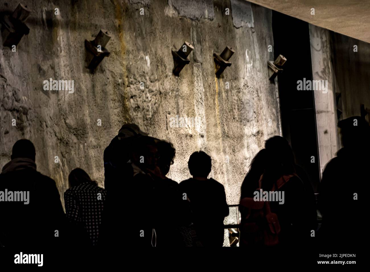 Personnes regardant le mur de lisier dans le Foundation Hall, World Trade Center, National 9/11 Memorial & Museum, New York, New York, Etats-Unis Banque D'Images