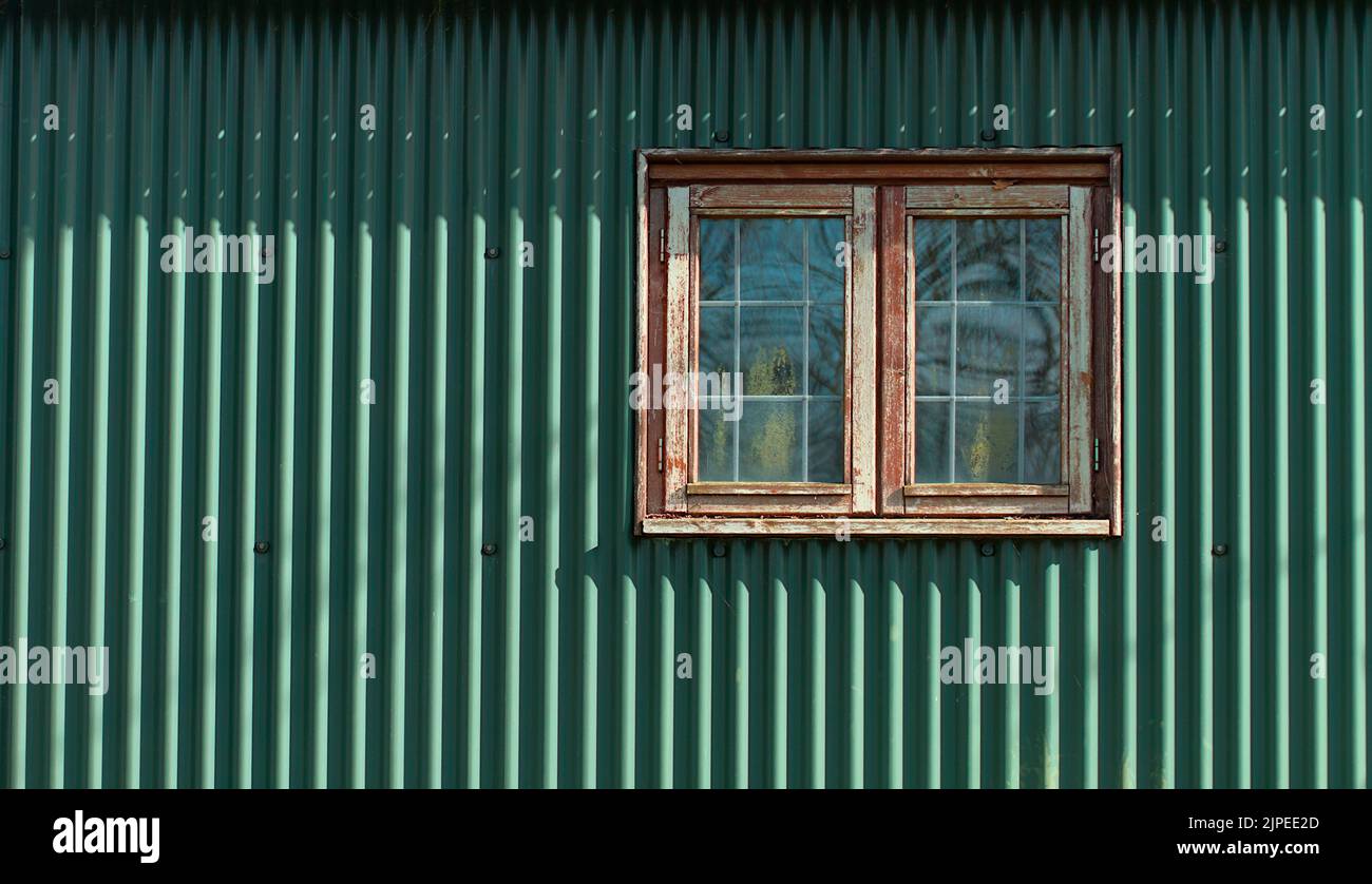 Fenêtre en bois sur le côté D'Un refuge de Shepherds en fer ondulé, New Forest UK Banque D'Images