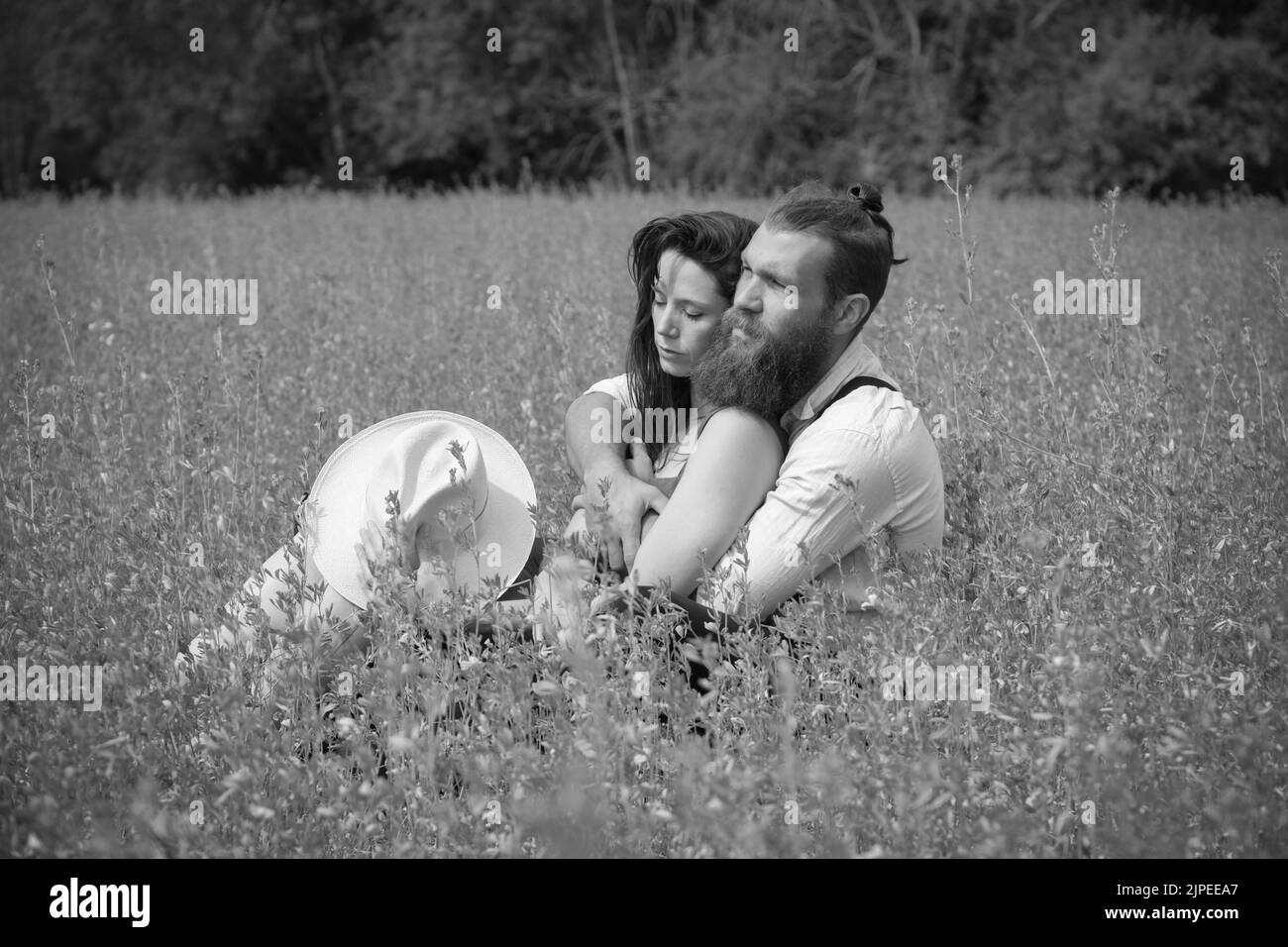 Beau couple caucasien amoureux dans un pré en France Banque D'Images