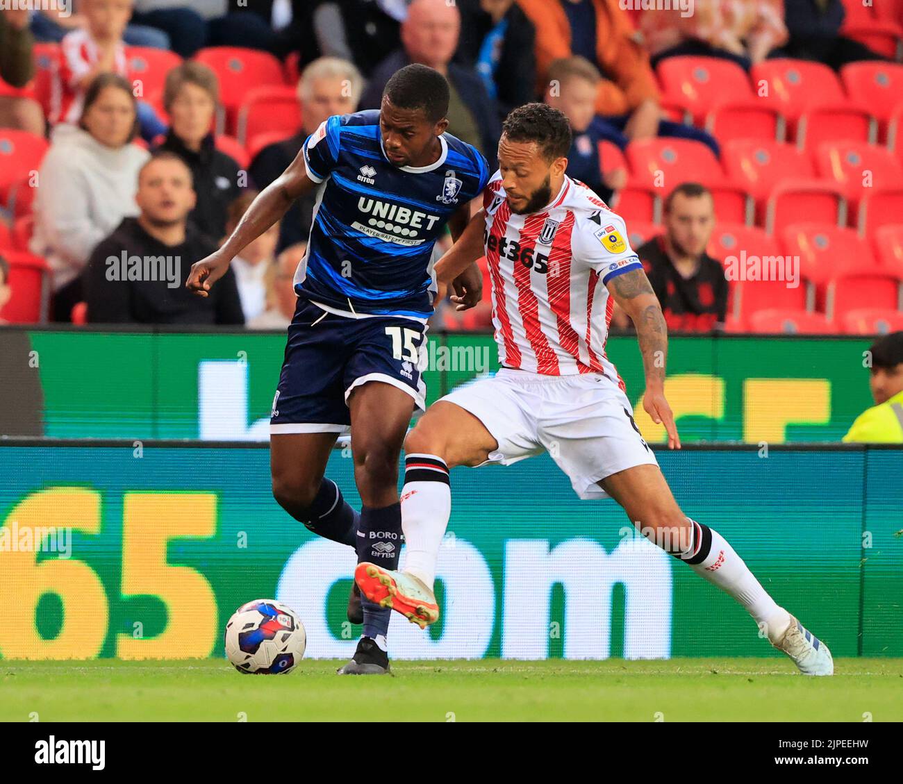 Stoke on Trent, Royaume-Uni. 17th août 2022. Anfernee Dijksteel #15 de Middlesbrough et Lewis Baker #8 de Stoke City défi pour la balle à Stoke-on-Trent, Royaume-Uni le 8/17/2022. (Photo de Conor Molloy/News Images/Sipa USA) crédit: SIPA USA/Alay Live News Banque D'Images