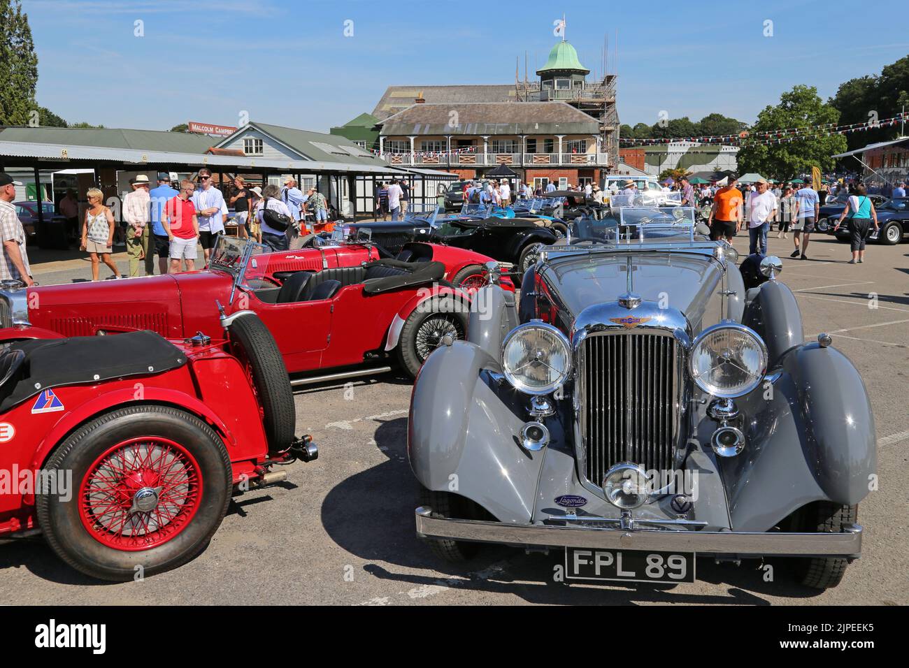 Aston Martins et Lagonda d'avant-guerre (1937), Aston Martin Heritage Day 2022, Brooklands Museum, Weybridge, Surrey, Angleterre, Royaume-Uni, Europe Banque D'Images