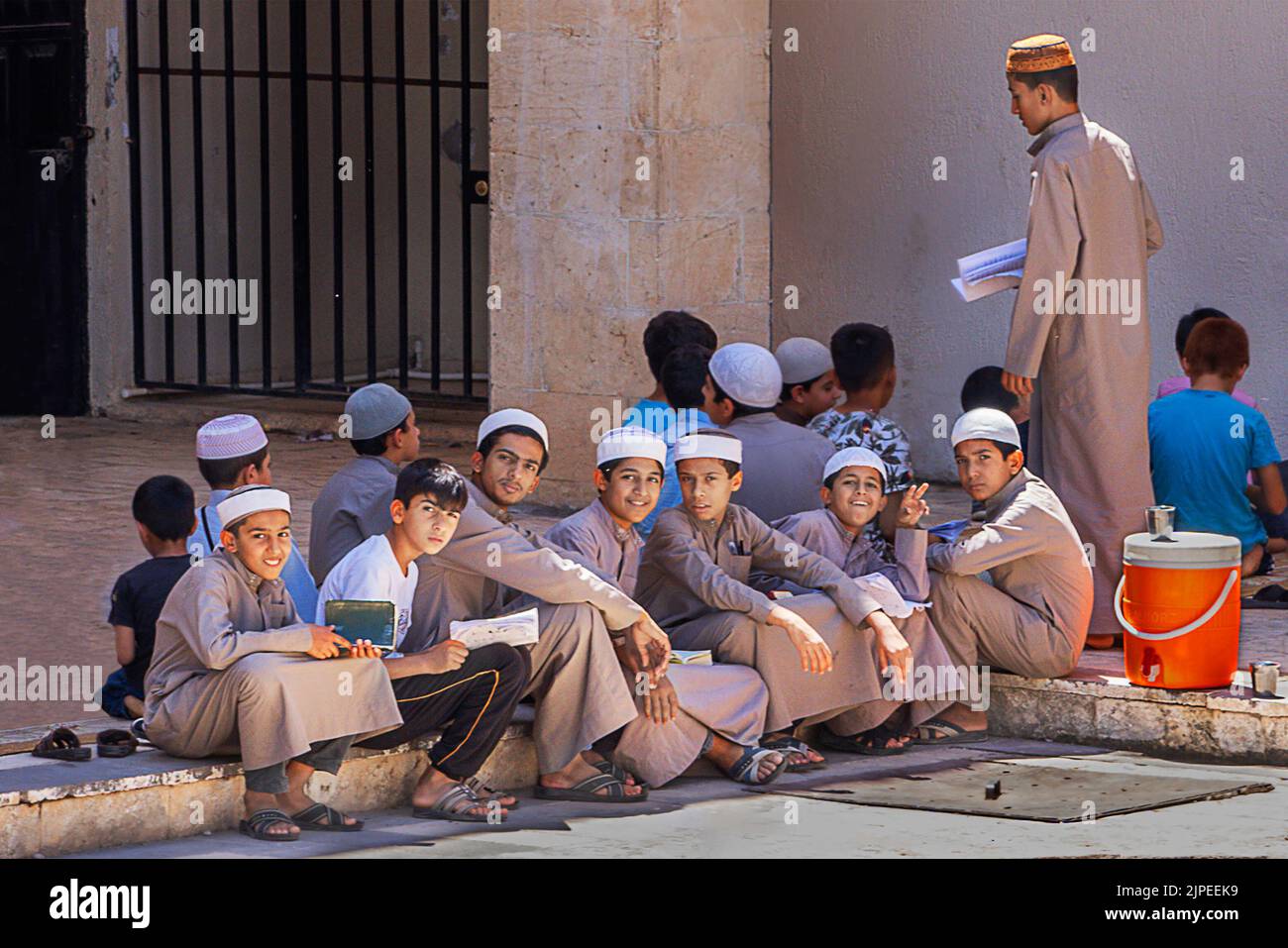 Étudiants du livre houleux du Coran dans la cour de la mosquée de Sanliurfa, Turquie Banque D'Images