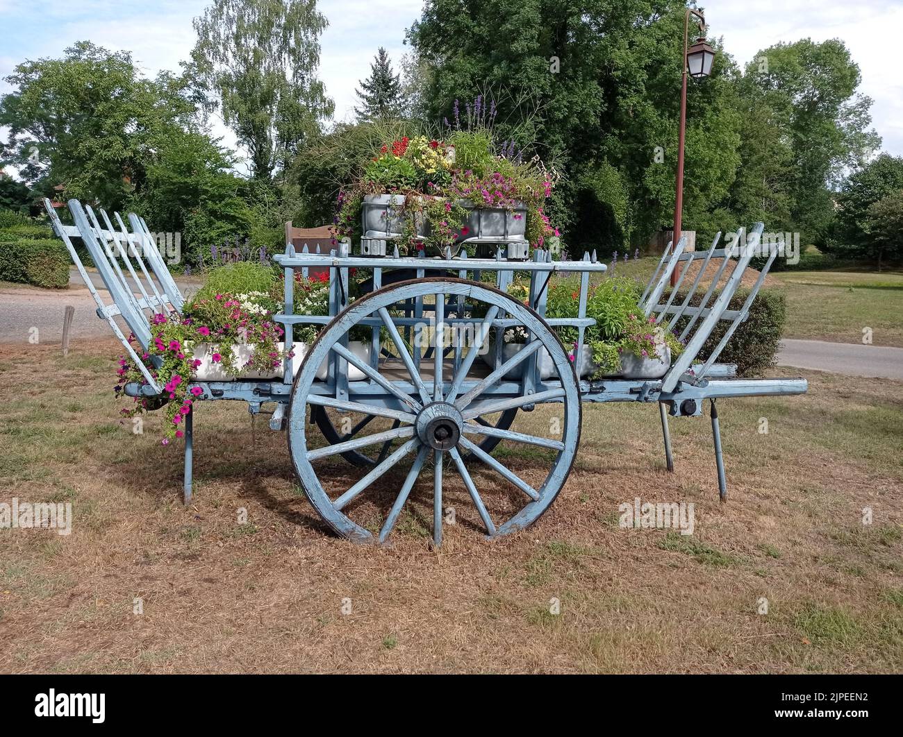 UNE VIEILLE CHARRETTE BLEUE DANS UN VILLAGE FRANÇAIS Banque D'Images