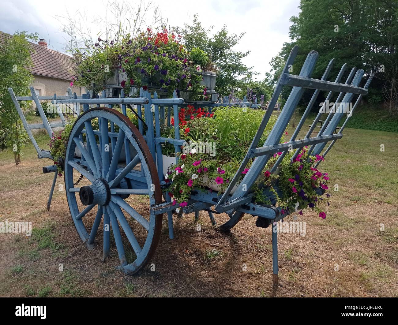 Un char bleu décoratif dans un village français Banque D'Images