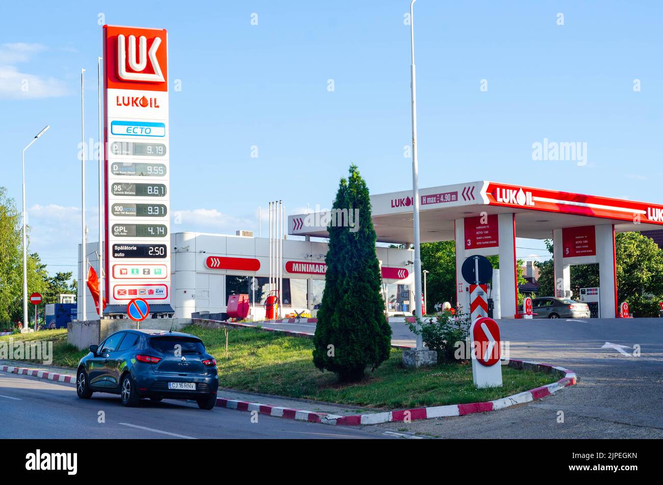 Bucarest, Roumanie - 22 juin 2022: Une station de gaz Lukoil est vue la nuit à Bucarest photo de stock Editorial - image de stock Banque D'Images