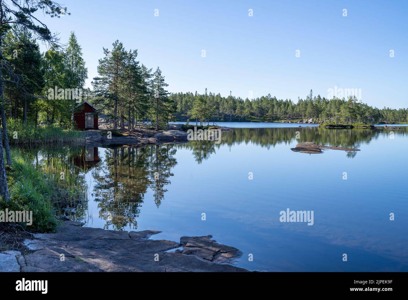 Vue imprenable sur Serene et reflet du lac Tarnattvattnen Banque D'Images