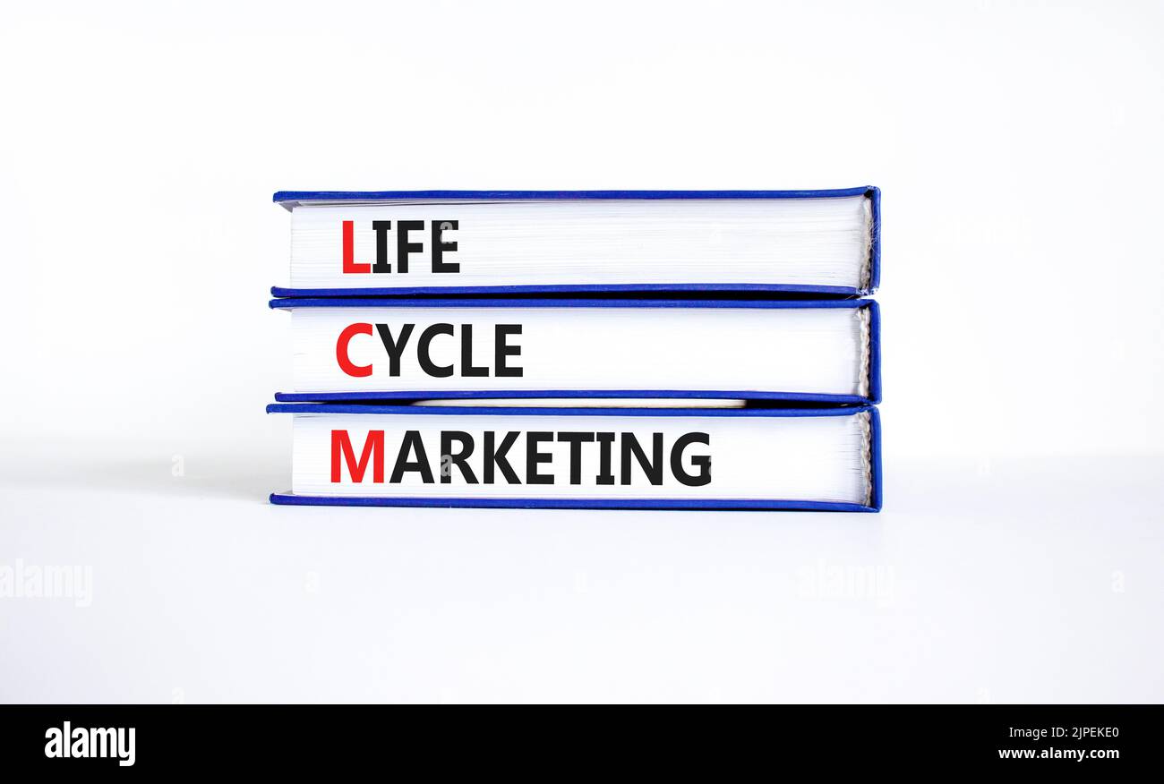 Symbole marketing du cycle de vie LCM. Concept mots LCM cycle de vie marketing sur des livres sur une belle table blanche fond blanc. Cycle de vie de l'entreprise et du LCM Banque D'Images