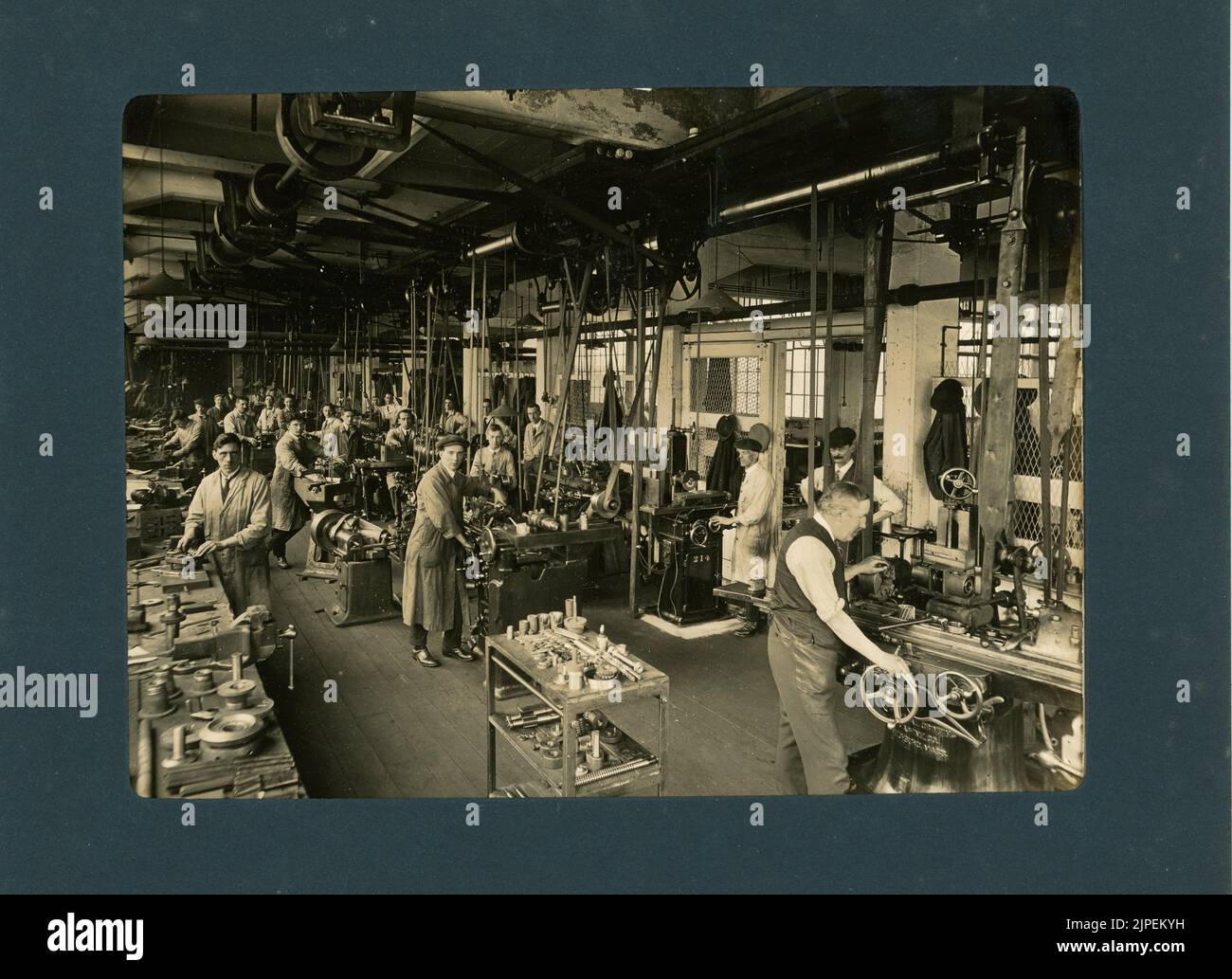 La Moss Gear Company trouve ses origines à Aston Manor, Birmingham, en 1910. Les ingénieurs qui ont créé l'entreprise n'ont pas été nommés Moss, mais Duckitt. Originaire de Moss Side, dans le Yorkshire, à environ 85 kilomètres au nord d'Aston, ils ont pris leur nom de leur ville natale lors de l'établissement de leur première usine. Au début, ils ont commencé la production avec des pignons coniques en spirale et ont rapidement ajouté des transmissions complètes pour les motos et les automobiles. Après avoir dépassé ses œuvres d'origine, en 1920, Moss a construit une nouvelle usine, à quelques kilomètres à l'est de Birmingham, à Tyburn, la qualifiant de « Crown Works ». Banque D'Images