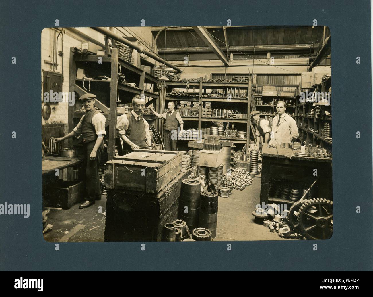 La Moss Gear Company trouve ses origines à Aston Manor, Birmingham, en 1910. Les ingénieurs qui ont créé l'entreprise n'ont pas été nommés Moss, mais Duckitt. Originaire de Moss Side, dans le Yorkshire, à environ 85 kilomètres au nord d'Aston, ils ont pris leur nom de leur ville natale lors de l'établissement de leur première usine. Au début, ils ont commencé la production avec des pignons coniques en spirale et ont rapidement ajouté des transmissions complètes pour les motos et les automobiles. Après avoir dépassé ses œuvres d'origine, en 1920, Moss a construit une nouvelle usine, à quelques kilomètres à l'est de Birmingham, à Tyburn, la qualifiant de « Crown Works ». Banque D'Images