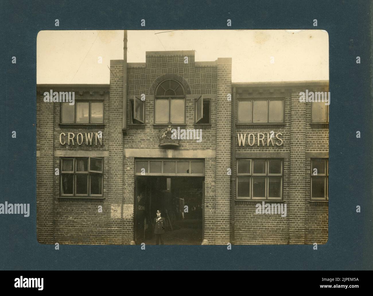 La Moss Gear Company trouve ses origines à Aston Manor, Birmingham, en 1910. Les ingénieurs qui ont créé l'entreprise n'ont pas été nommés Moss, mais Duckitt. Originaire de Moss Side, dans le Yorkshire, à environ 85 kilomètres au nord d'Aston, ils ont pris leur nom de leur ville natale lors de l'établissement de leur première usine. Au début, ils ont commencé la production avec des pignons coniques en spirale et ont rapidement ajouté des transmissions complètes pour les motos et les automobiles. Après avoir dépassé ses œuvres d'origine, en 1920, Moss a construit une nouvelle usine, à quelques kilomètres à l'est de Birmingham, à Tyburn, la qualifiant de « Crown Works ». Banque D'Images