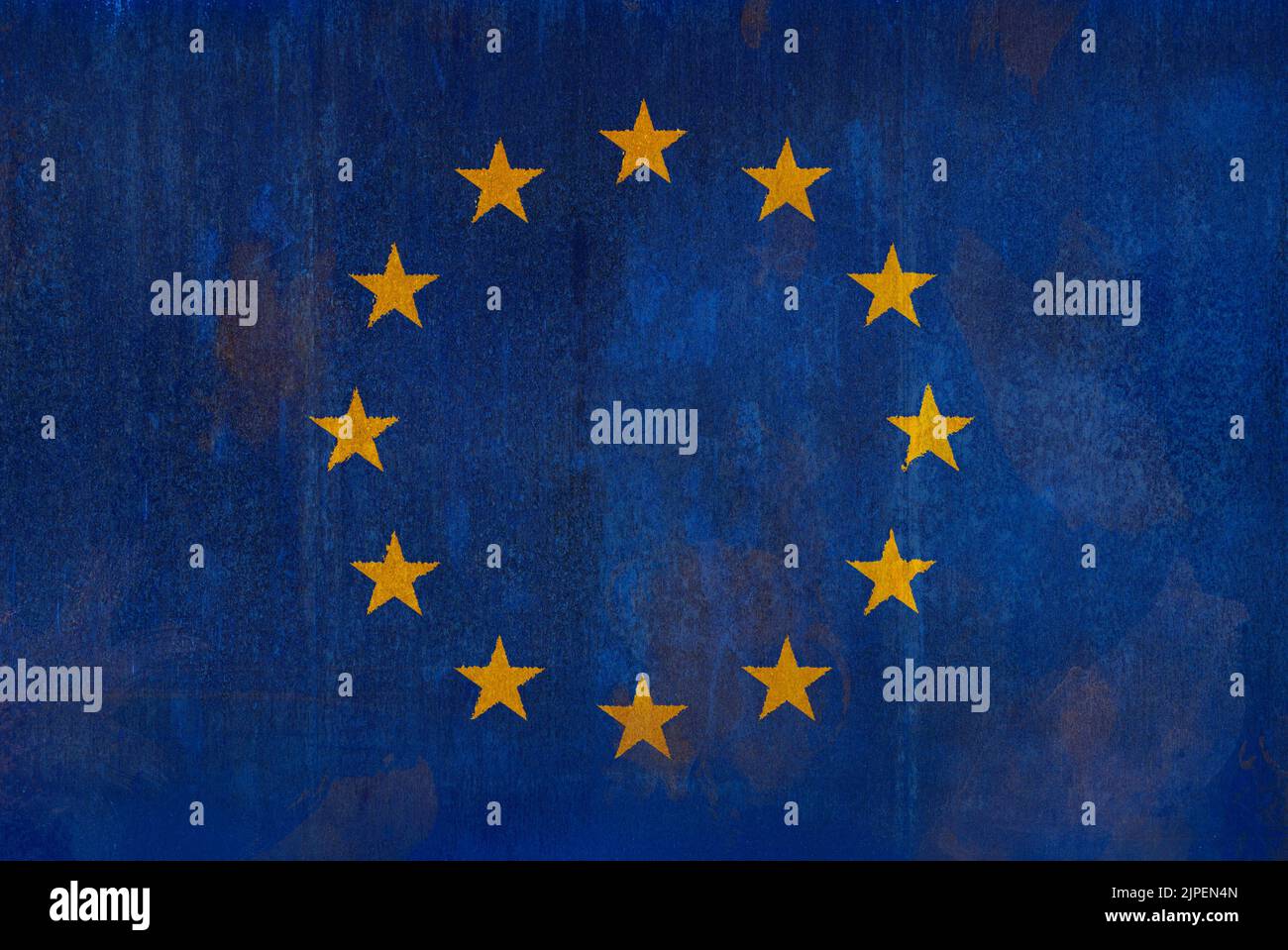 Plein cadre vue avant photo d'un drapeau de l'Europe (UE, Union européenne) peint sur un mur rouillé, sale et sale. Banque D'Images