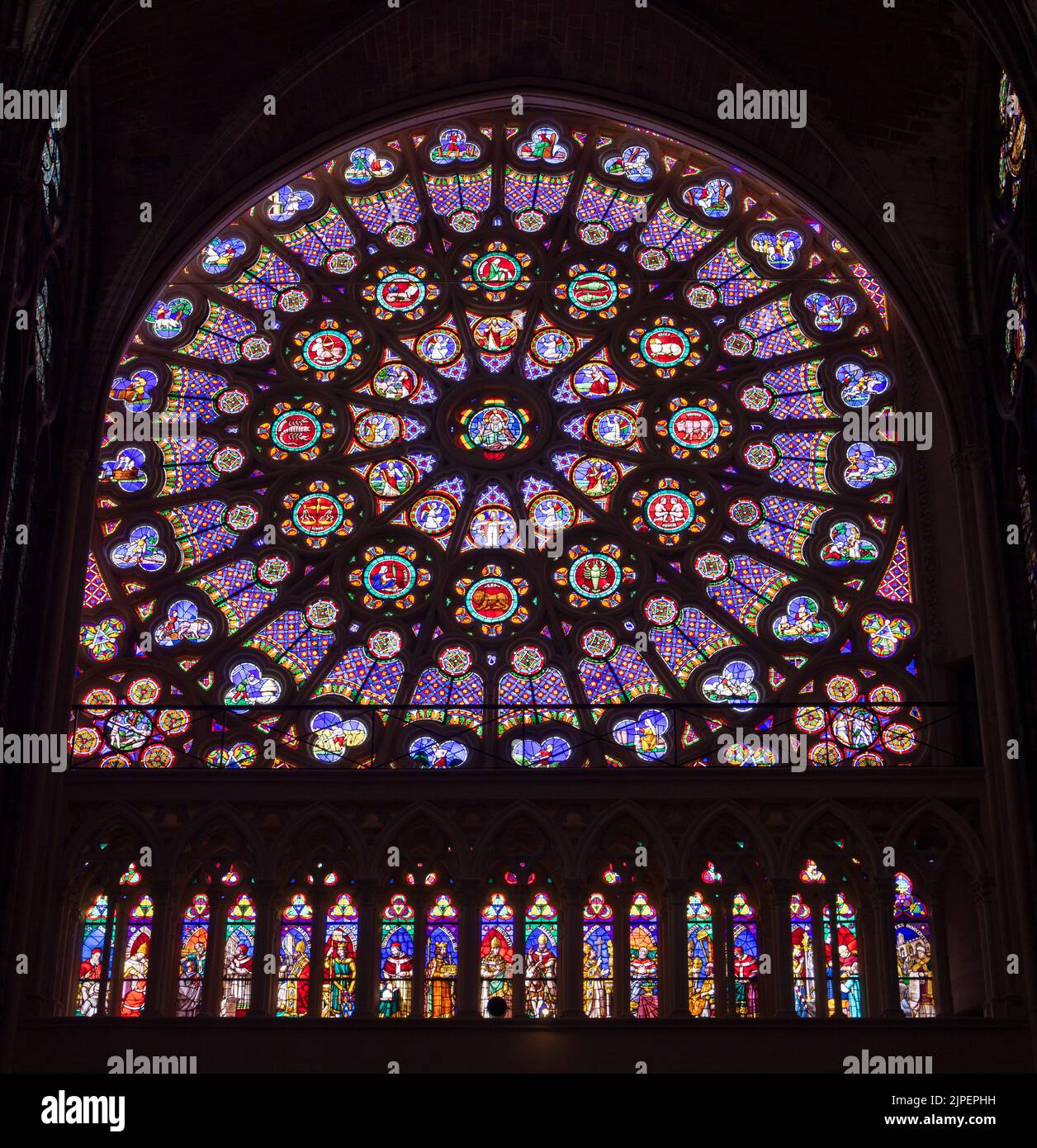 Vitraux de roseraie du transept sud, 13th siècle, basilique Saint-Denis, Paris, France Banque D'Images