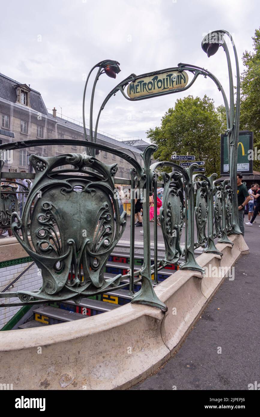 Lampes Art nouveau et panneau Metropolitain, conçu par Hector Guimard, station de métro Anvers, Paris, France Banque D'Images