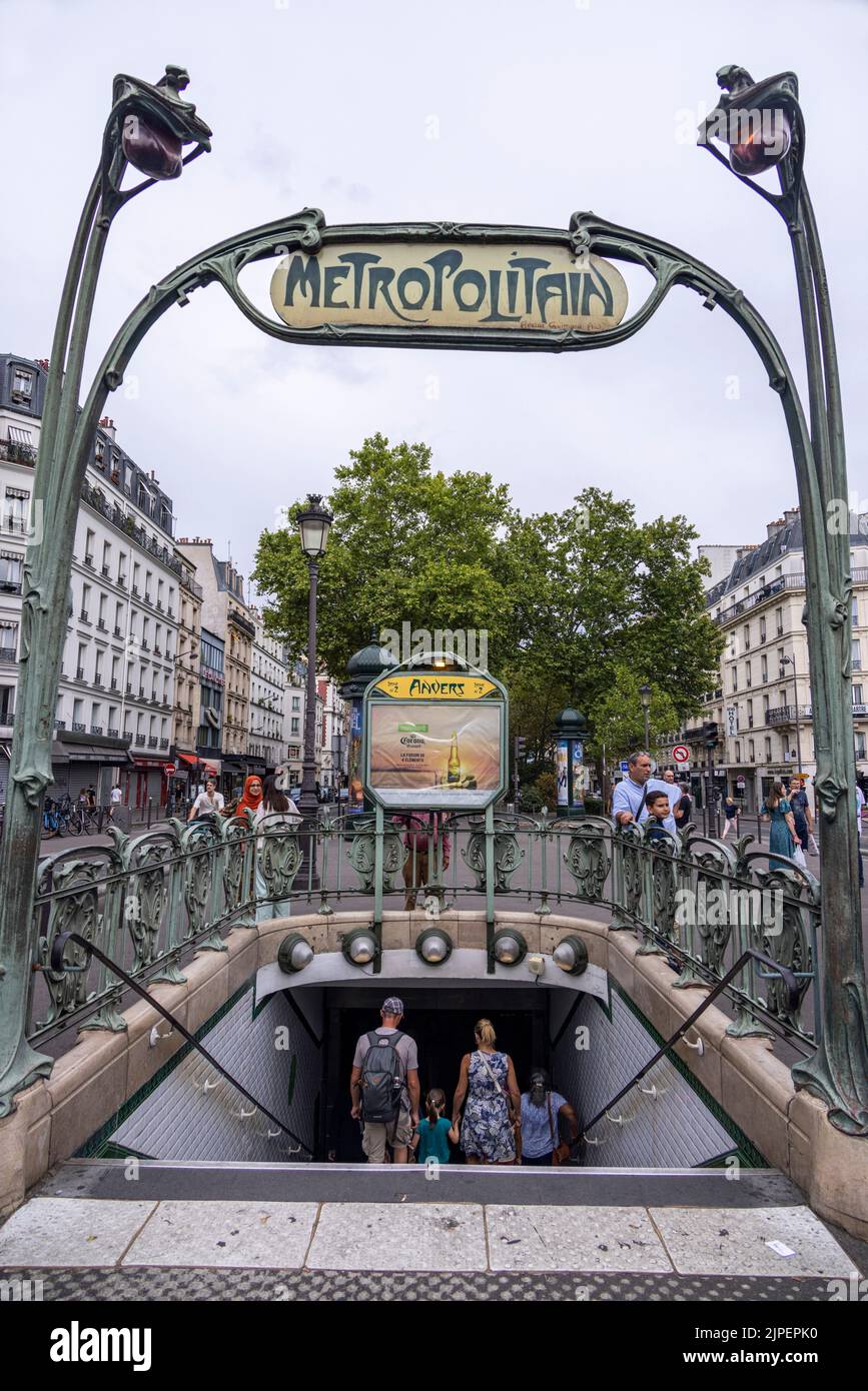 Lampes Art nouveau et panneau Metropolitain, conçu par Hector Guimard, station de métro Anvers, Paris, France Banque D'Images